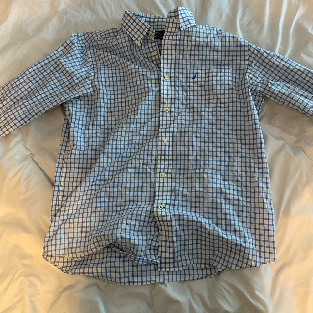 This is a beautiful Nautica long sleeve button down shirt